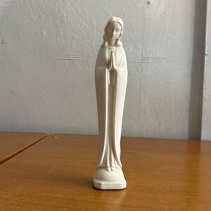 Elegant Cream‎ Ceramic Statue